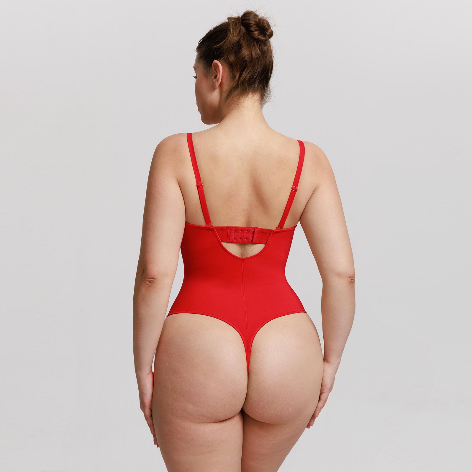 Body string sculptant convertible OnlyCurve en tenue de soirée