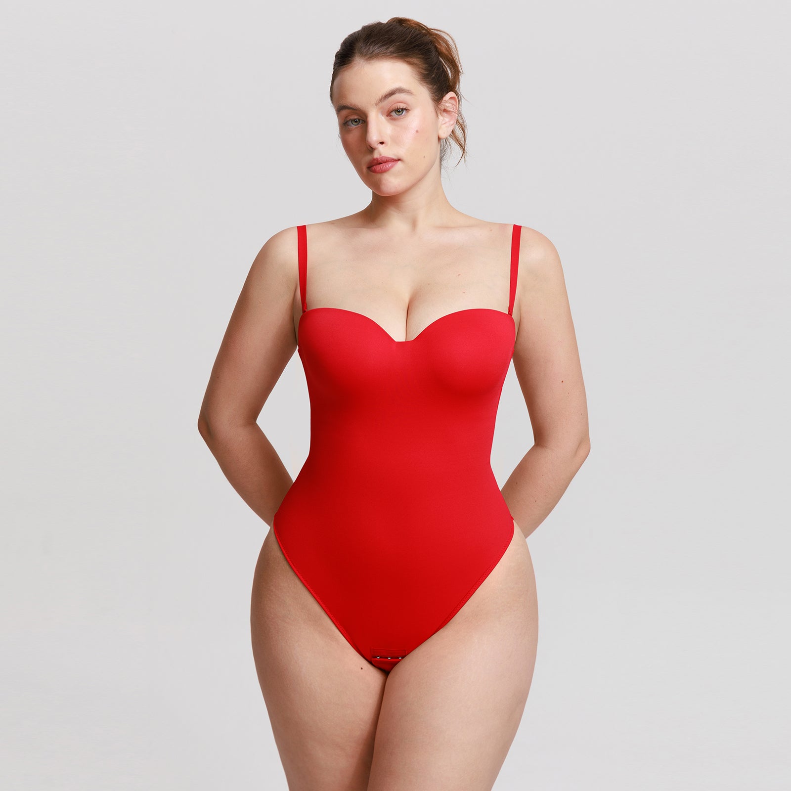 Body string sculptant convertible OnlyCurve porté par une femme