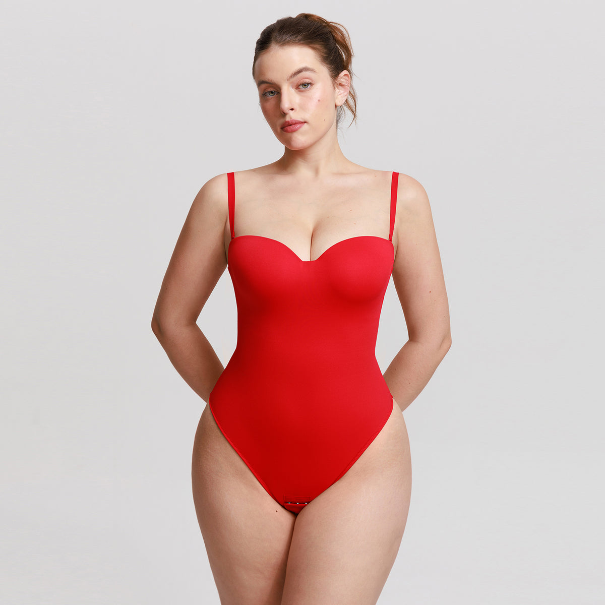 Body string sculptant convertible OnlyCurve porté par une femme